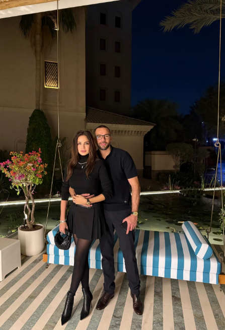 صورة رومانسية تجمع بين أمال ماهر وزوجها علي محجوب