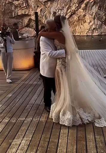 أمينة خليل ترقص مع والدها على أغنية 