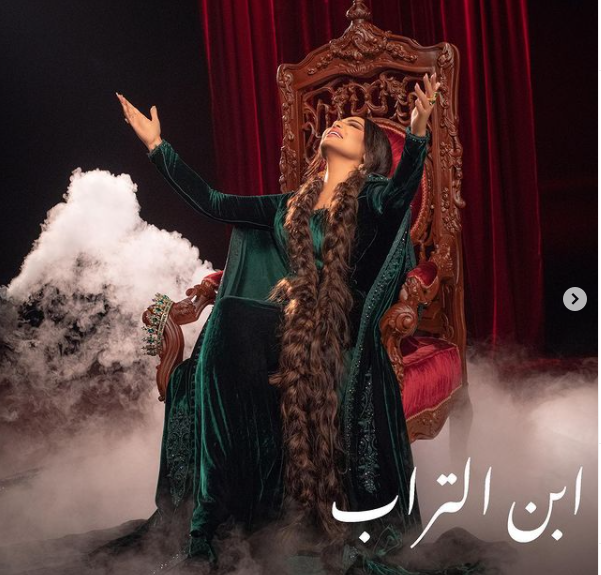 أحلام توزع زجاجات عطر وشوكولاتة على جمهور حفلها بموسم الرياض