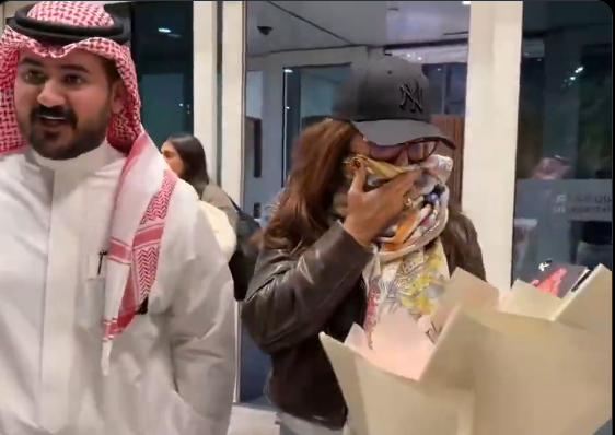 أنغام تصل السعودية وتغطي جزءاًً من وجهها