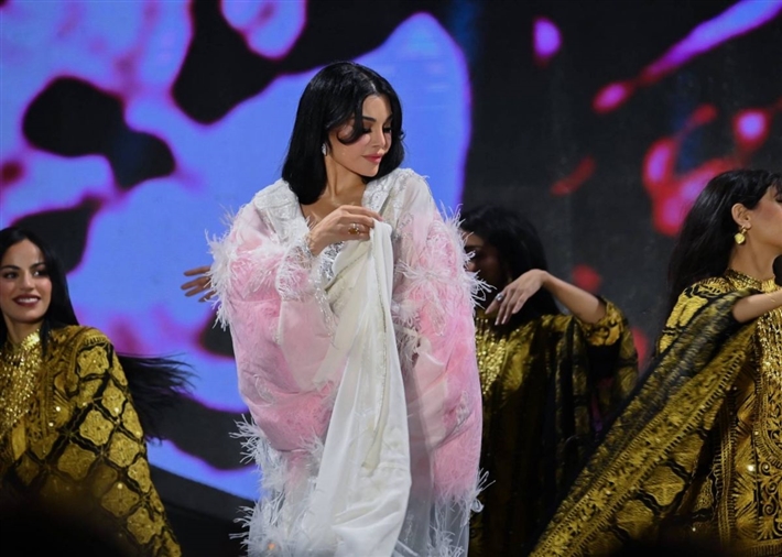 هيفاء وهبي ترتدي العباءة وتغطي وجهها بـ 