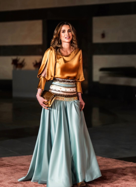 إطلالة ملكية بامتياز.. الملكة رانيا تتألّق بتدرّجات لونية متناغمة