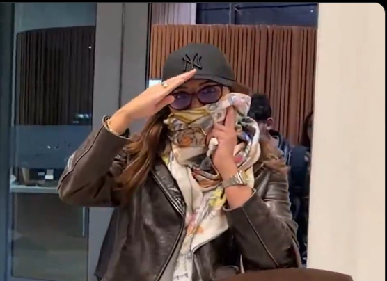 أنغام تصل السعودية وتغطي جزءاًً من وجهها