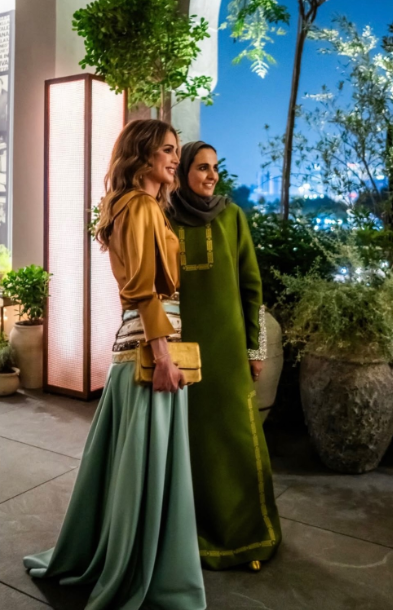 إطلالة ملكية بامتياز.. الملكة رانيا تتألّق بتدرّجات لونية متناغمة