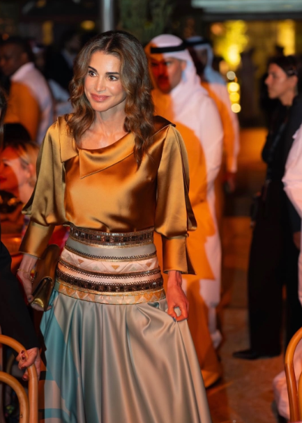 إطلالة ملكية بامتياز.. الملكة رانيا تتألّق بتدرّجات لونية متناغمة