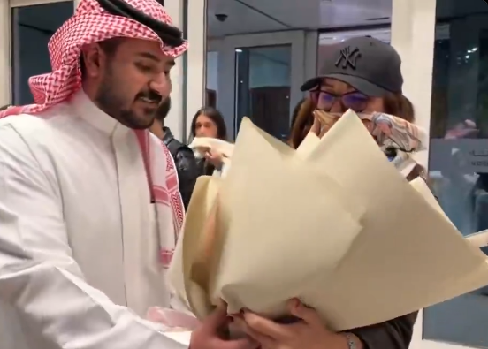 أنغام تصل السعودية وتغطي جزءاًً من وجهها