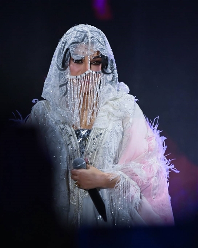 هيفاء وهبي ترتدي العباءة وتغطي وجهها بـ 