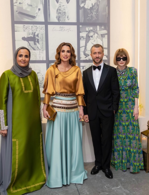 إطلالة ملكية بامتياز.. الملكة رانيا تتألّق بتدرّجات لونية متناغمة