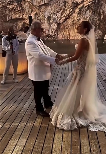 أمينة خليل ترقص مع والدها على أغنية 