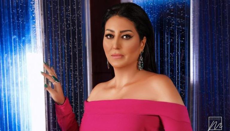 الفنانة تجيب… هل هربت وفاء عامر خارج مصر؟