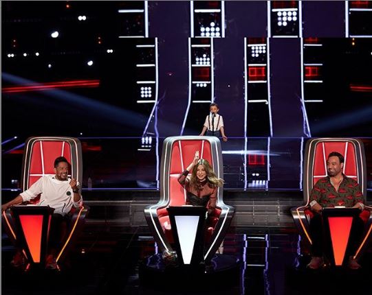 مُتسابِق «ذا فويس» يفقد صديقه بسبب التَنَمُّر ويُقدِّم له أغنية