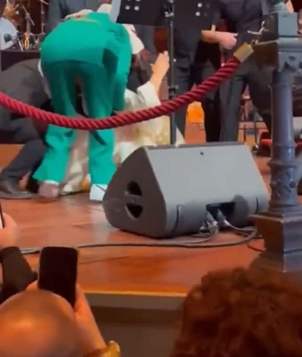 نجوى كرم تسقط أرضاً على المسرح في هولندا