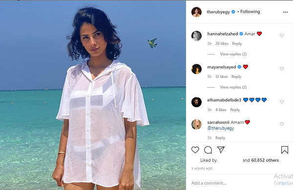 روبي تخطف الأنظار بأحدث صورة لها على البحر بالبكيني