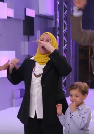 بكاء مُتسابِق وزغاريد والدته على مسرح «فويس كيدز»