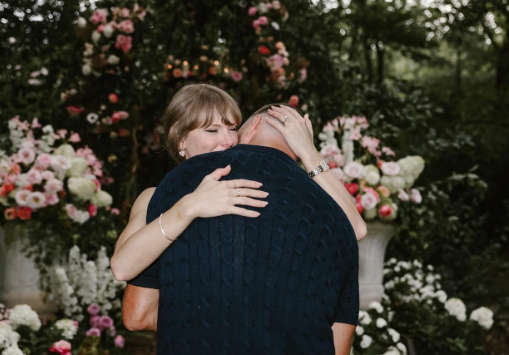 تايلور سويفت تكشف أسرار خطوبتها وتفاصيل الخاتم الذي صممه خصيصاً لها