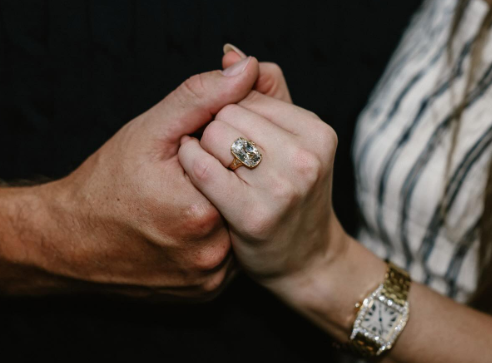 تايلور سويفت تكشف أسرار خطوبتها وتفاصيل الخاتم الذي صممه خصيصاً لها