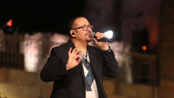 تدهور حالة هشام عباس الصحية ومنعه من الكلام بأمر الطبيب