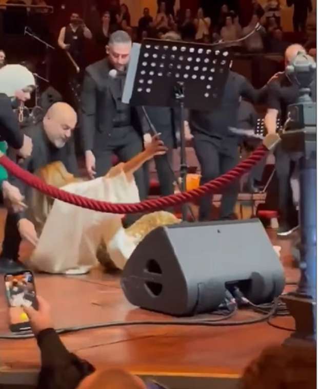 نجوى كرم تسقط أرضاً على المسرح في هولندا