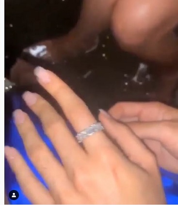 فيديو.. كايلي جينر تُهادِي صديقها بخاتم ألماس يدفعه للبكاء