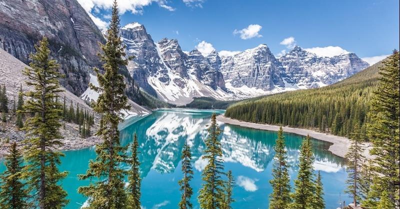 عدد سكان كندا في 2021 سنة